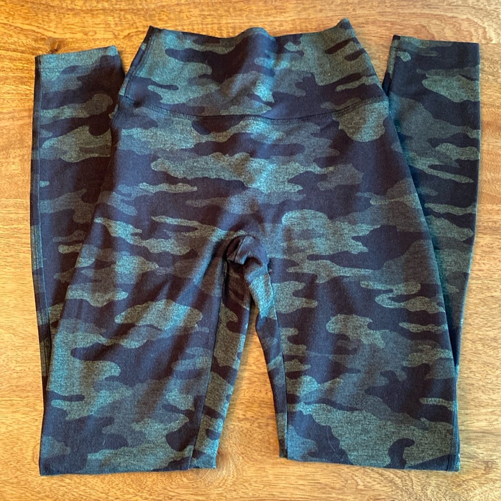Bombshell Sportswear Camo Leggings in Black and Green